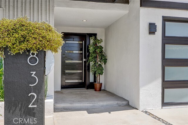Building Photo - 832 N Oceanbluff Ave
