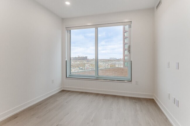 Building Photo - 31 York Garden Wy