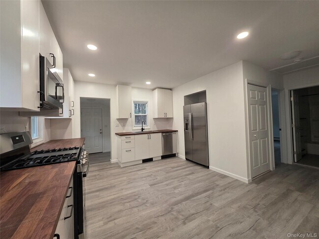 Foto del edificio - 200 Deforest Rd