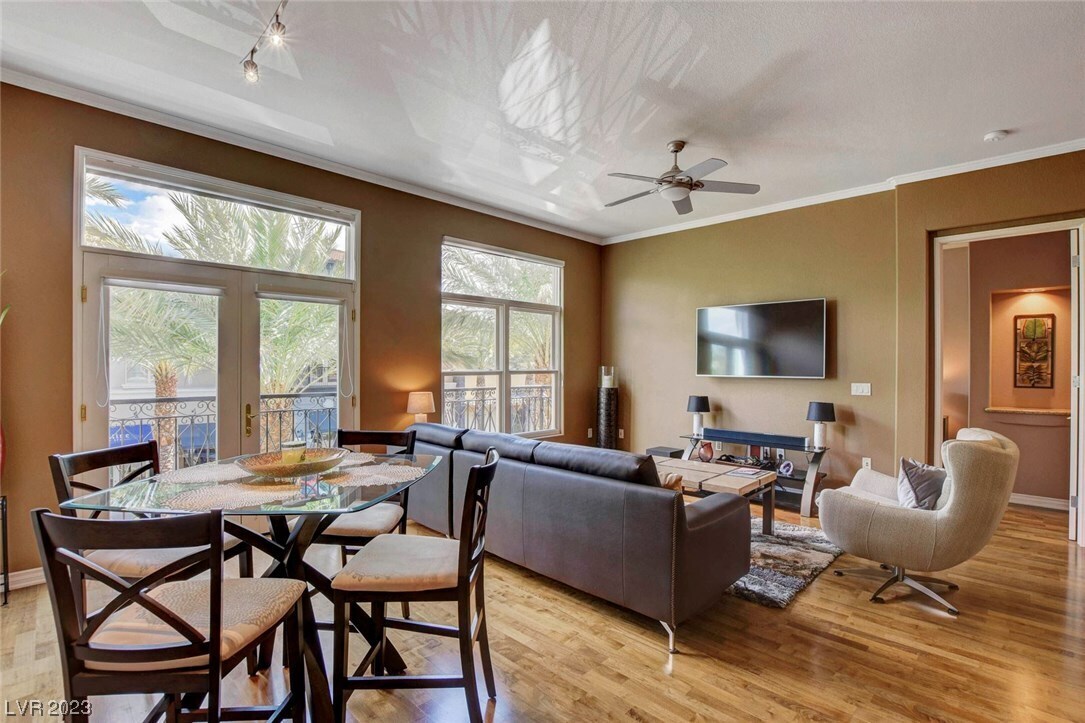 Foto principal - 2260 Village Walk Dr