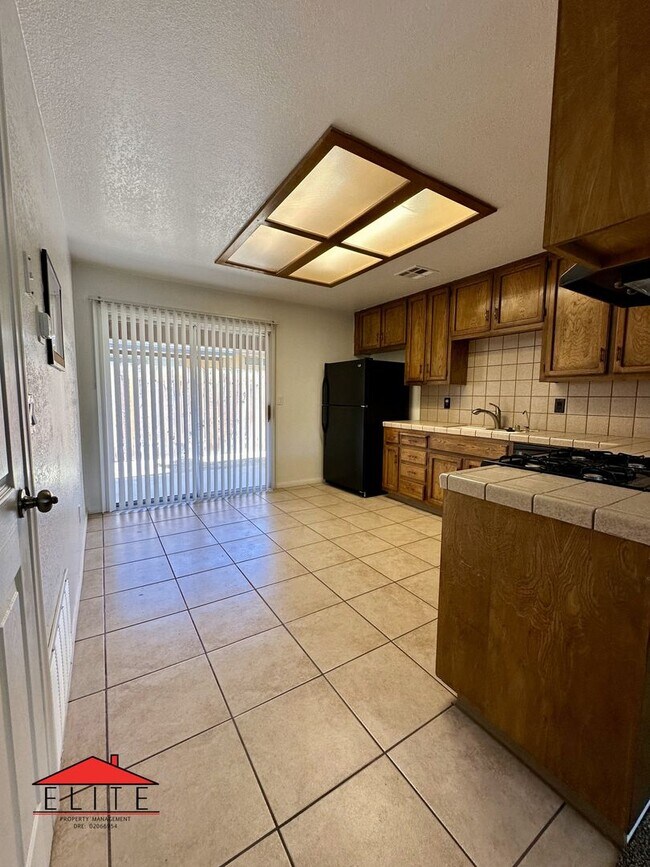 Building Photo - 1005PE