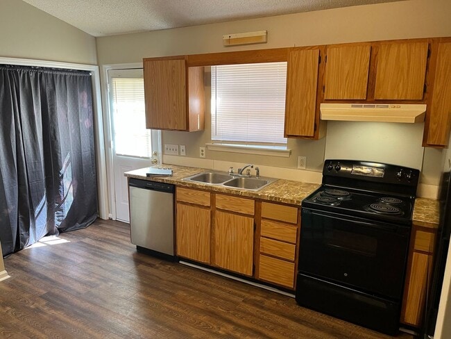Foto del edificio - Inviting 3-bedroom, 2-bathroom Home on a C...