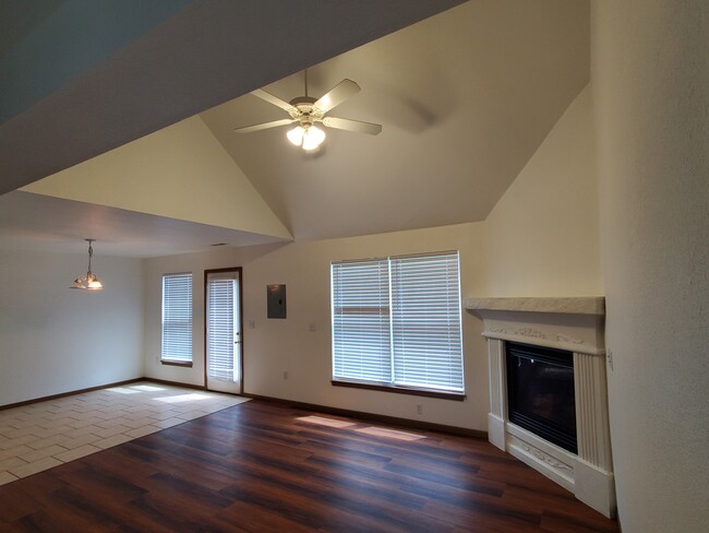 Living Room-Vaulted ceiling - 1013 Diamond Head Rd