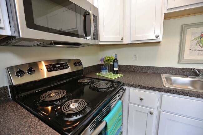 Foto del edificio - COMPLETELY UPDATED & READY 05-08-26!! 2-Bedroom 2nd Floor Duplex Just Minutes to the Beach!