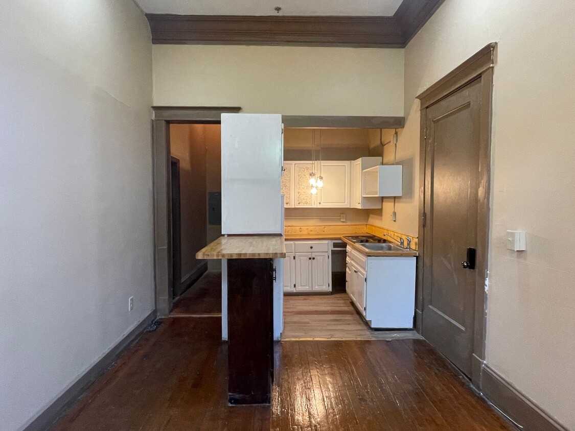 Primary Photo - One Bedroom Apartment in Great Downtown Lo...