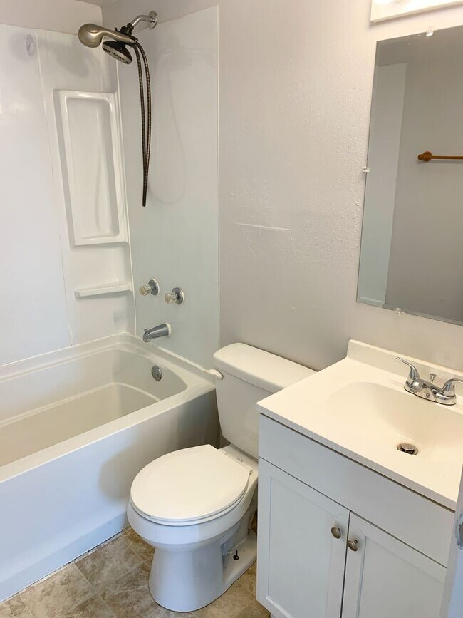 Foto del edificio - Renovated and Move In Ready...725 Ashland, Mitchell, IL 62040