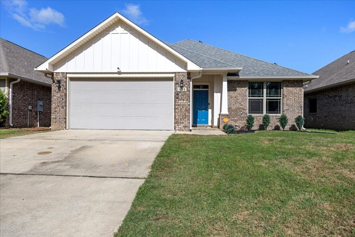 Foto principal - 3 bedroom 2 bathroom- GREAT Location in Pace!