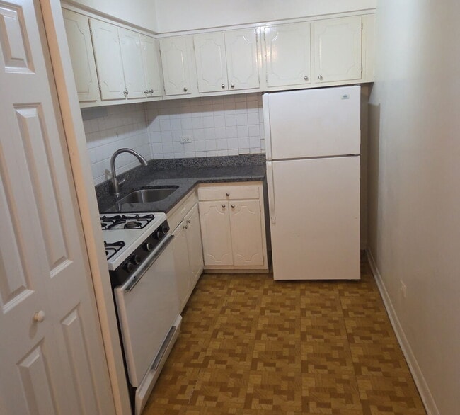 Foto del edificio - 6128 N Kenmore Ave