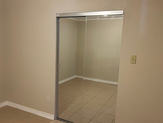 Vestidor - 17140 FM 344 W