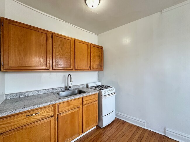 Building Photo - 2432 N Linden Pl