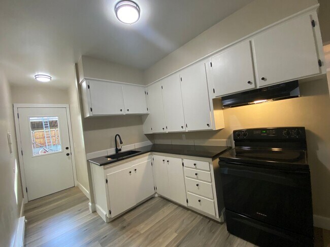 Foto del edificio - Contemporary 1 Bedroom/1 Bath in Charming ...