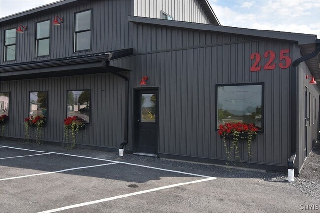Foto del edificio - 225 Clinton Rd