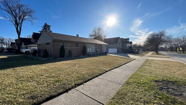 Building Photo - 458 W Fremont Ave