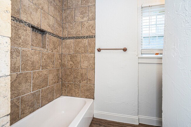 Building Photo - 2 Bed/1 Bath Home Near OCU!