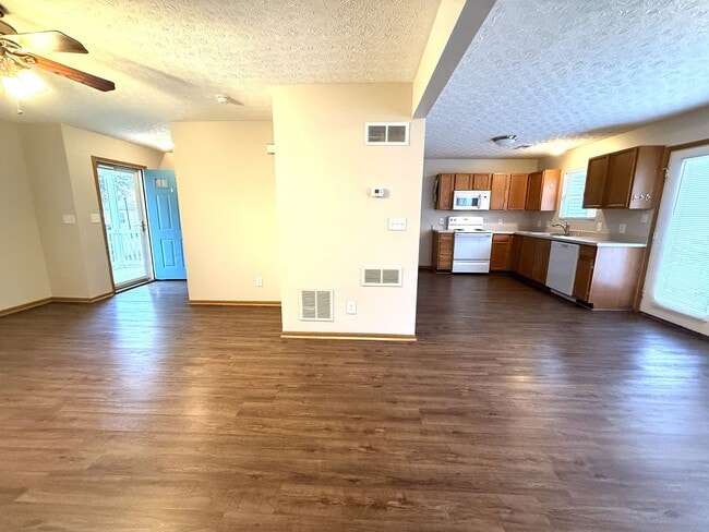 Building Photo - Beautiful 3 Bedroom Single Family Home in ...