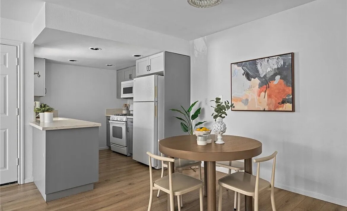 Foto del edificio - "Charming 1-Bed Oasis with Hardwood Floors...