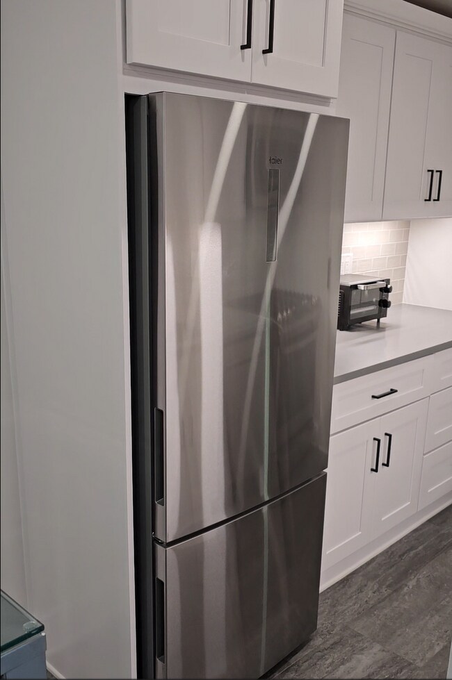 refrigerator - 10201 Grosvenor Plz