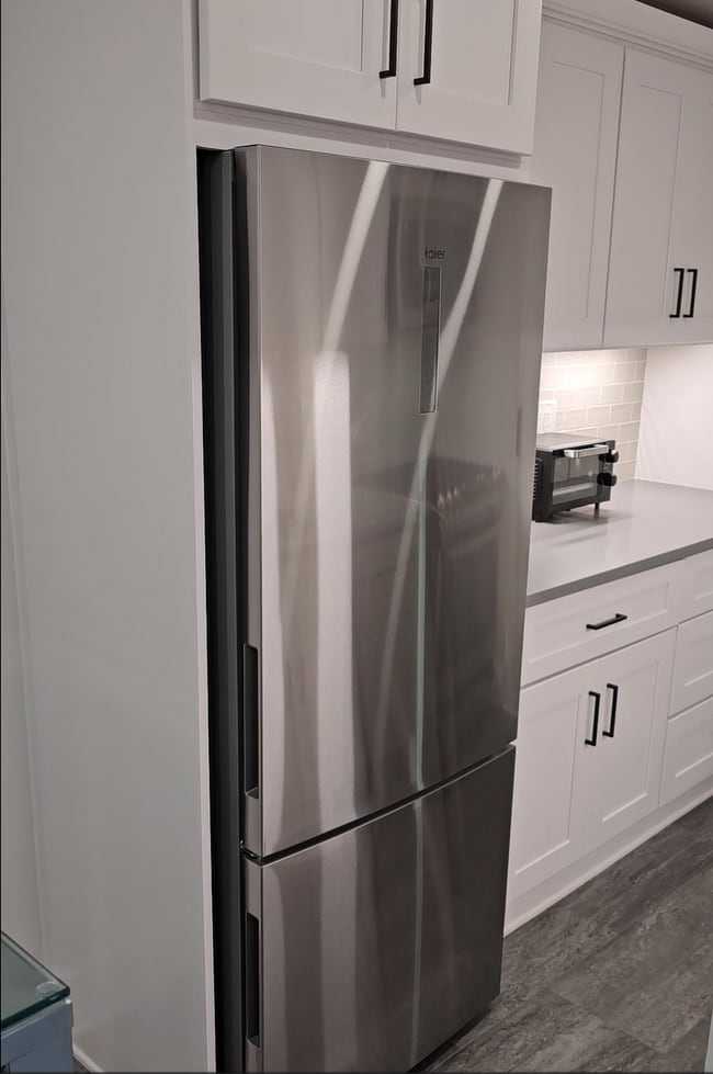 refrigerator - 10201 Grosvenor Plz