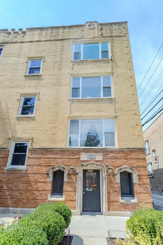 Primary Photo - 3604 N Albany Ave