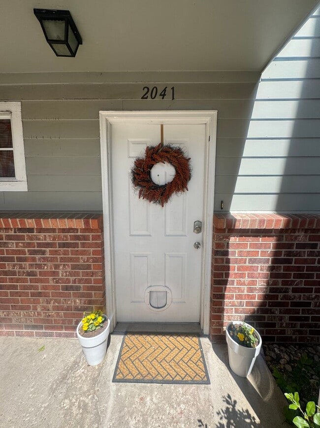 Building Photo - 2 bedroom Condo close to UCCS
