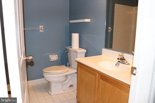 Building Photo - 323 Country Club Dr