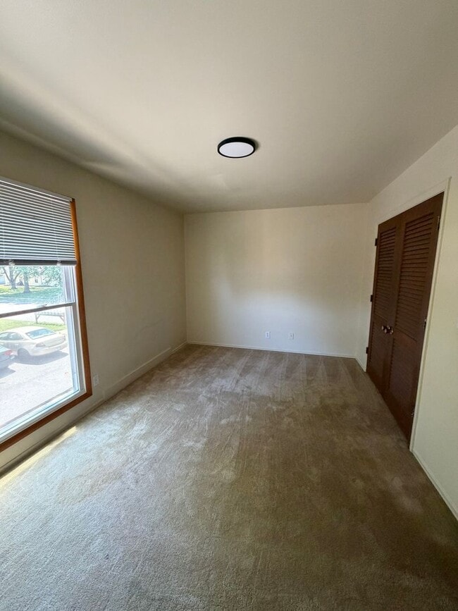 Building Photo - 2014 W Woodriver Dr