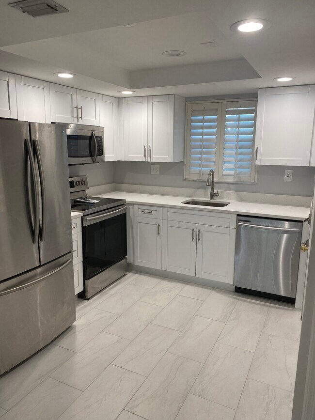 new kitchen - 169 Atlantis Blvd