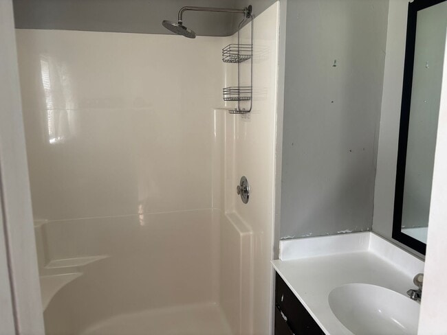 Building Photo - 2 Bedroom 2 bath on bottom floor at Myrtle...