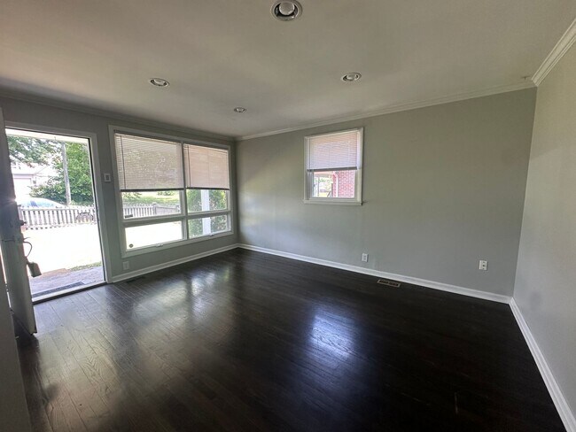 Foto del edificio - Cleveland Park Renovation!  Walking Distance to Everything! Jetted Shower - Fully Fenced - Garage...