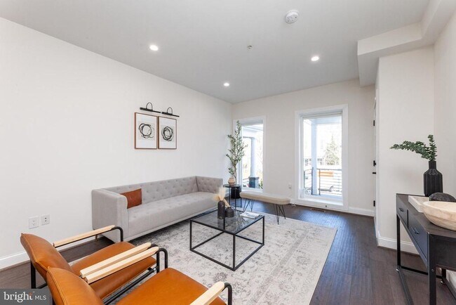 Foto del edificio - 734 Kenyon St NW