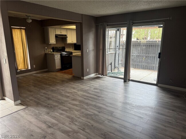 Building Photo - 1405 E Vegas Valley Dr