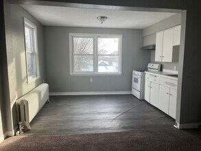 Building Photo - 1727 Reaney Ave E