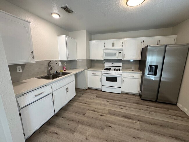 Foto del edificio - 2 bed/ 1 bath home / large yard / central located / Available Now!!