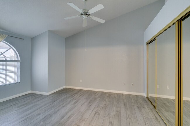 Foto del edificio - Updated 2-Bedroom Condo with Fireplace