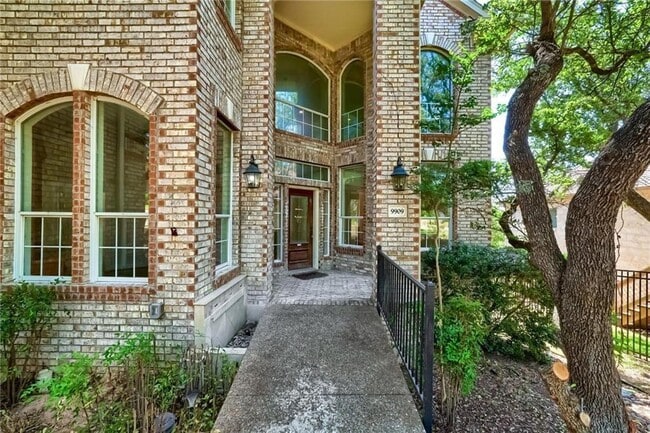 Foto del edificio - 9909 Pickfair Dr