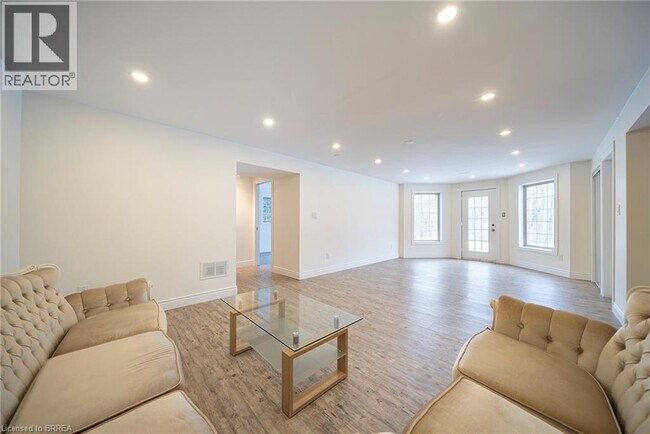 Photo du bâtiment - 20 Casson Ln