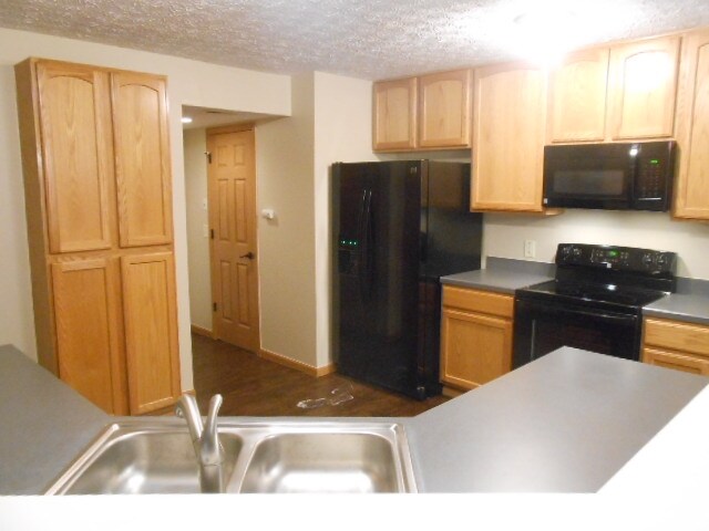 Foto del edificio - 7799 Birch Creek Dr