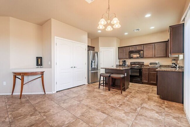 Foto del edificio - Spacious 3-Bed, 3-Bath Tucson Condo w/ Gar...