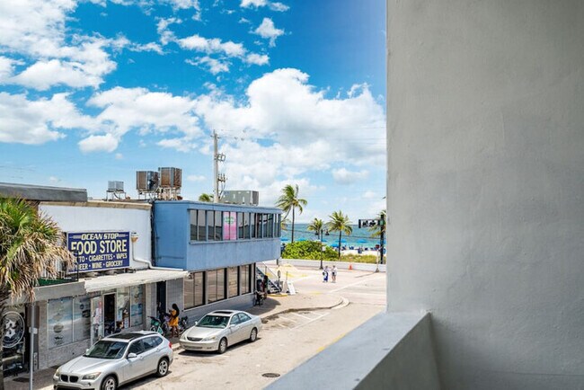 Foto del edificio - The Purple Pelican~Beachfront w/ Ocean Bal...