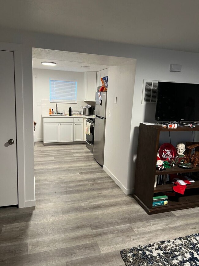Foto del edificio - 2 Bedroom Apartment -2023 remodel New paint, flooring, and granite countertops