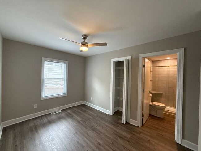 Building Photo - Condo in Wesley Heights!