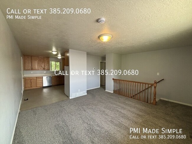 Building Photo - Large 4BR duplex with spacious yard in gre...