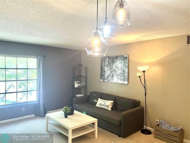 Foto del edificio - 6700 NE 22nd Way