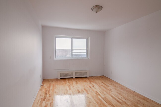 Building Photo - 4590 Chemin Queen Mary