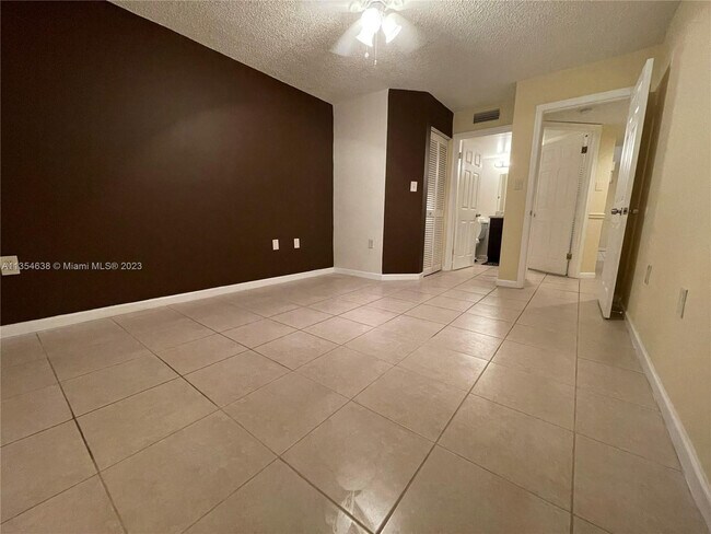 Building Photo - 1204 Glenmoor Dr