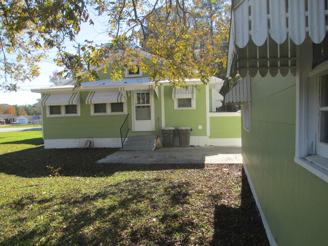 Building Photo - Beautiful 3 bedroom, 2 bath house on a lar...
