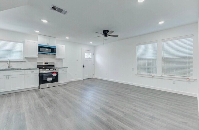 Foto del edificio - 8218 Bigwood St