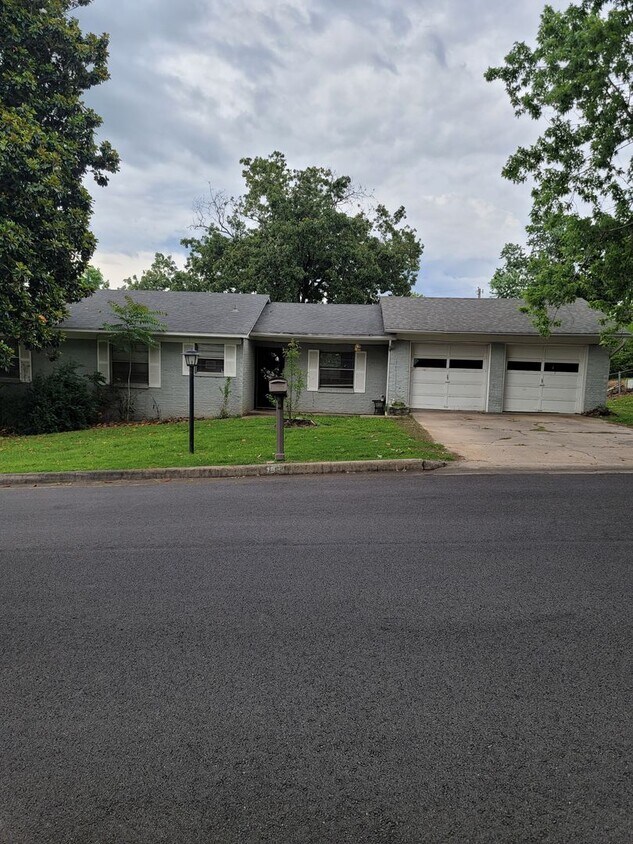 Primary Photo - 3 Bedroom 2 Bath home for rent in Van Buren