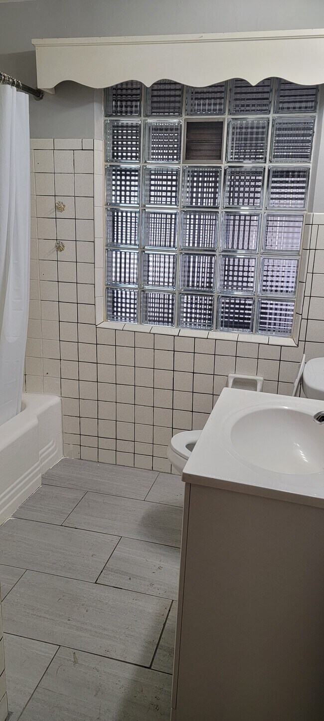 Foto del edificio - 6620 W Silver Spring Dr