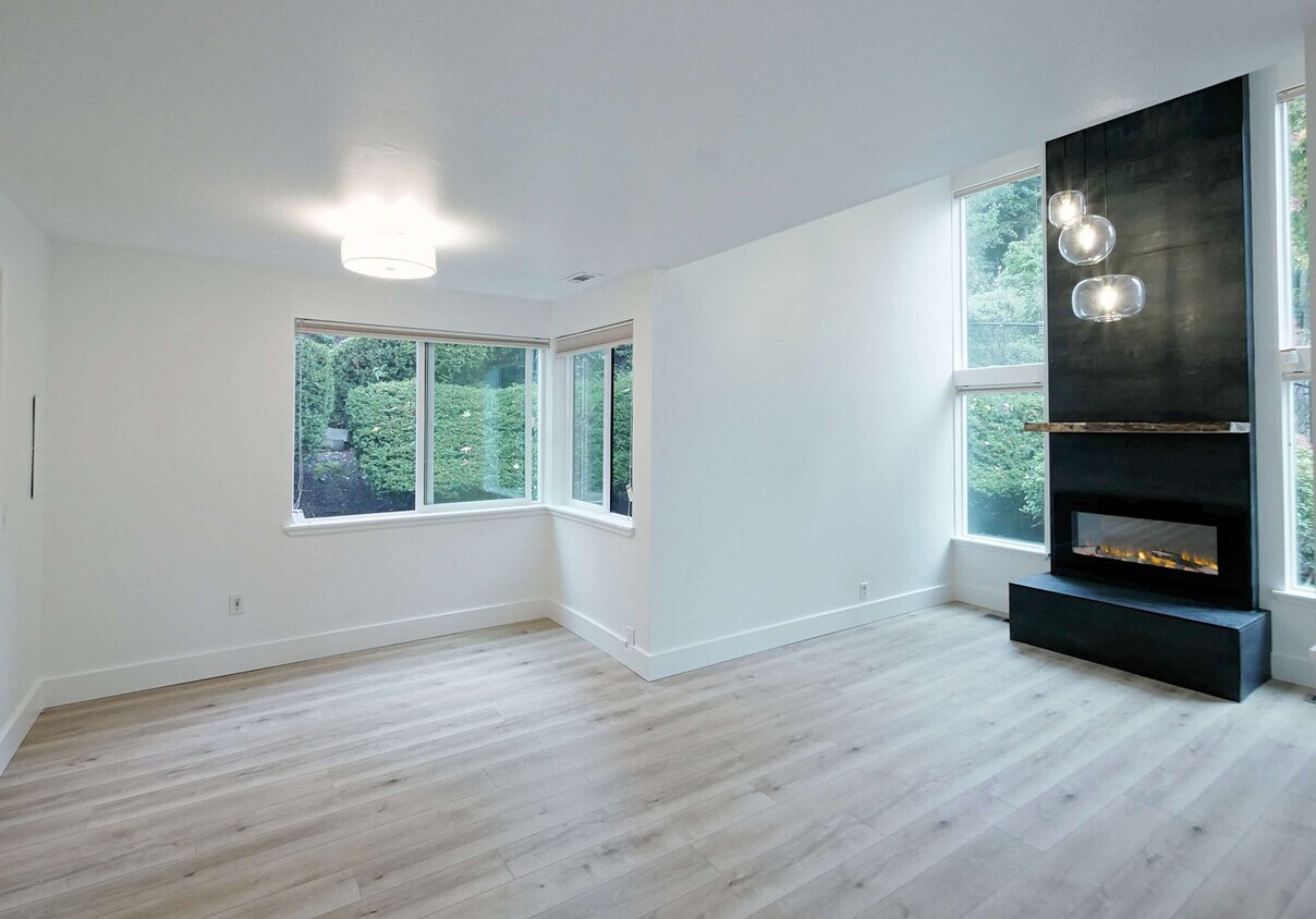 Primary Photo - Beautiful townhouse available for rent